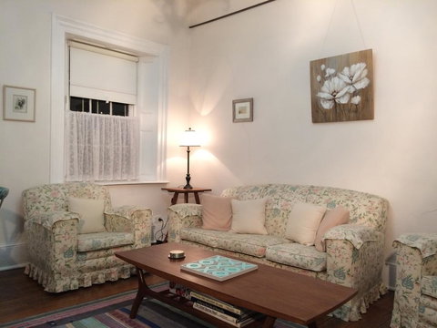 Surgeon's Cottage - Accommodation Rockhampton 1