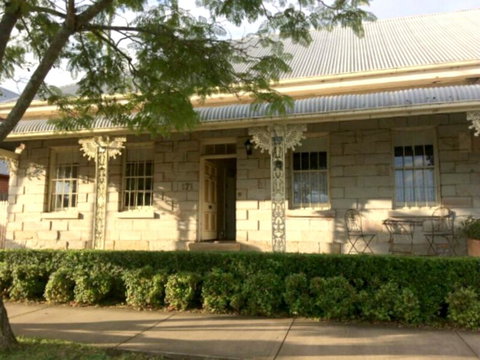 Surgeon's Cottage - Accommodation Rockhampton 0