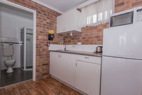 Tally Ho Motor Inn - Accommodation Rockhampton 2