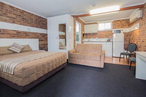 Tally Ho Motor Inn - Accommodation Rockhampton 0