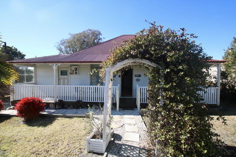 Tenterfield Historic C1895 Cottage - Accommodation Rockhampton 1