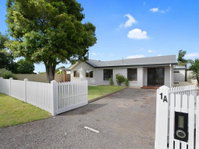 THE ASHMAN HOUSE - modern and close to town
