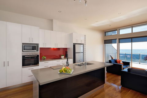 Penguin Waterfront Escape - Accommodation Rockhampton 11
