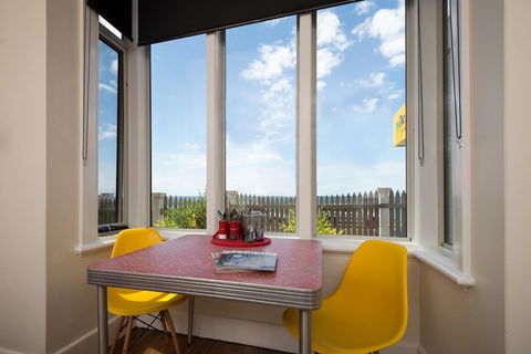 Penguin Waterfront Escape - Accommodation Rockhampton 17