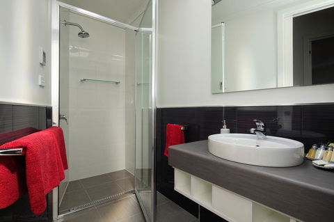 Penguin Waterfront Escape - Accommodation Rockhampton 7
