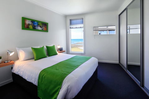 Penguin Waterfront Escape - Accommodation Rockhampton 8