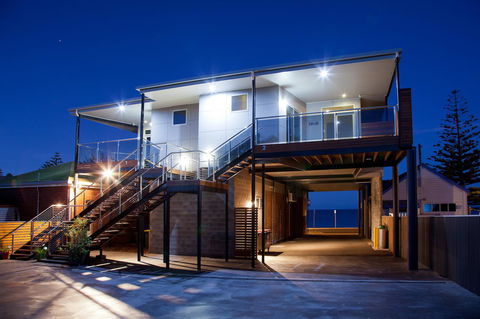 Penguin Waterfront Escape - Accommodation Rockhampton 5