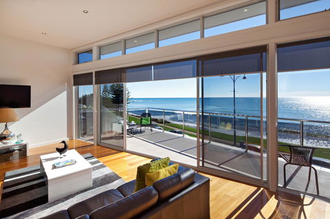 Penguin Waterfront Escape - Accommodation Rockhampton 1