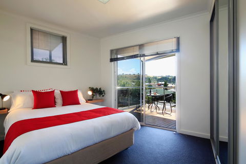 Penguin Waterfront Escape - Accommodation Rockhampton 6