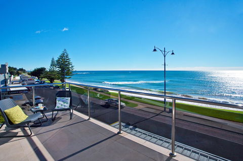 Penguin Waterfront Escape - Accommodation Rockhampton 0