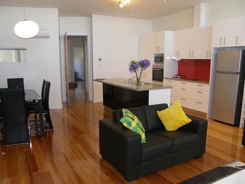 Penguin Waterfront Escape - Accommodation Rockhampton 12