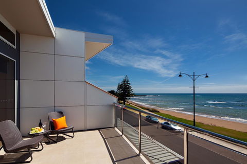 Penguin Waterfront Escape - Accommodation Rockhampton 3