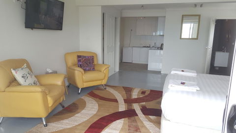 AppleBay Guest House - Accommodation Rockhampton 0