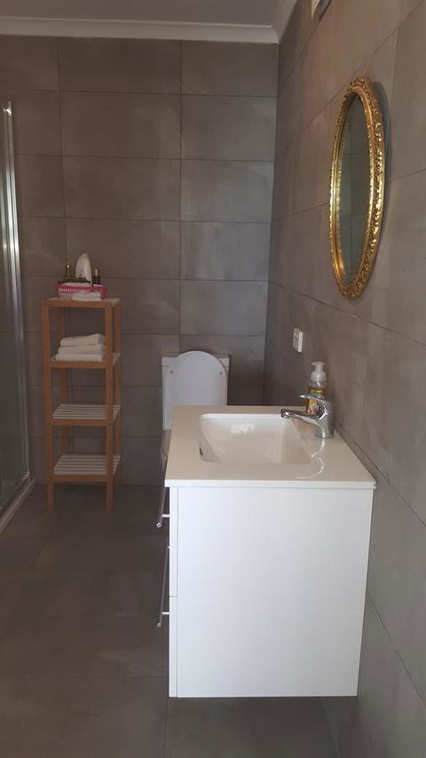 AppleBay Guest House - Accommodation Rockhampton 9