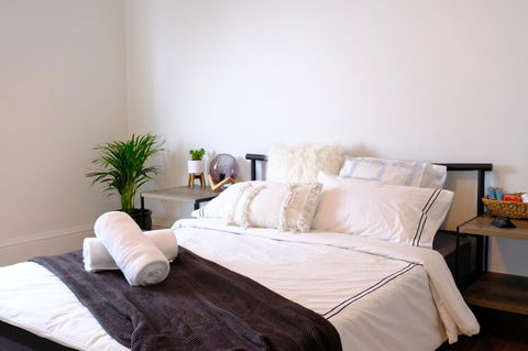White House - Accommodation Rockhampton 0
