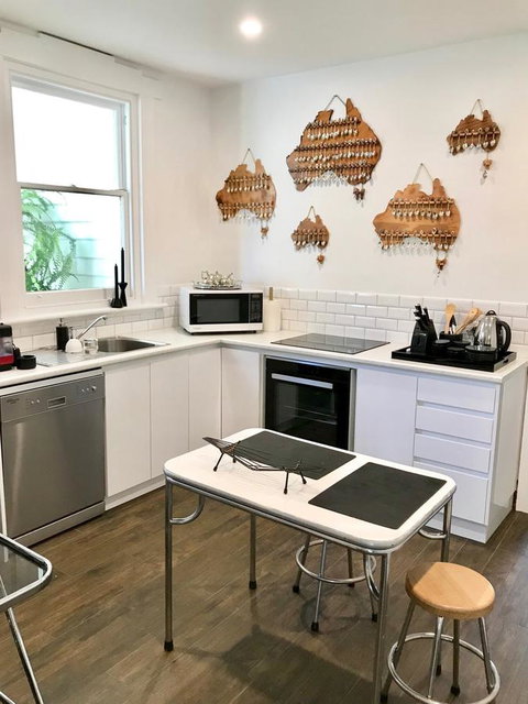 Devine Stays - Rupert #1 NOHO Art Apartment - Accommodation Rockhampton 8