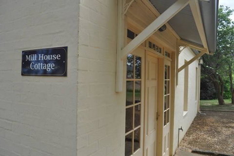 The Mill House Cottage - Accommodation Rockhampton 5