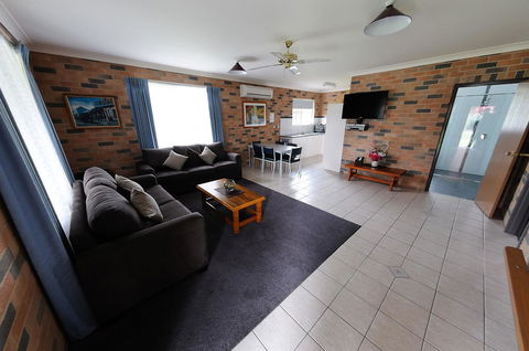 Greenvale Holiday Units - Accommodation Rockhampton 3