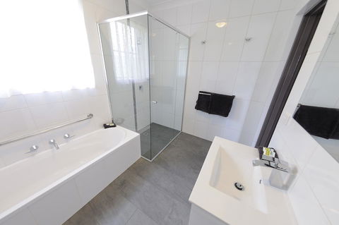 Greenvale Holiday Units - Accommodation Rockhampton 2