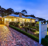 Lovely 5BR full house in Glen Waverley walk to train bus  shops - Accommodation Rockhampton