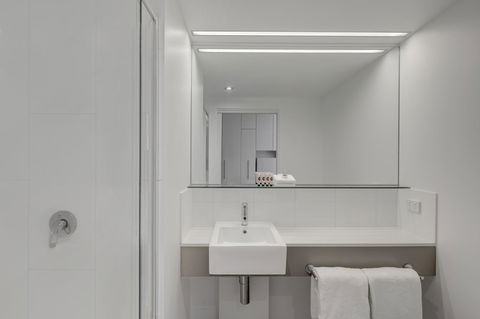 Travelodge Hotel Melbourne Docklands - Accommodation Rockhampton 8