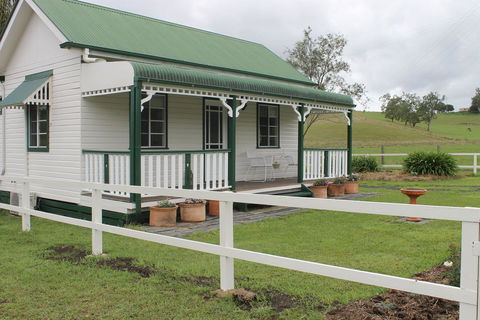 The Dollhouse Cottage - Accommodation Rockhampton 0