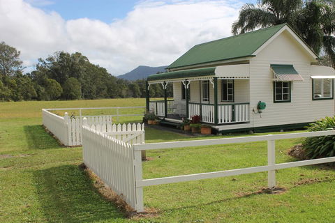 The Dollhouse Cottage - Accommodation Rockhampton 2