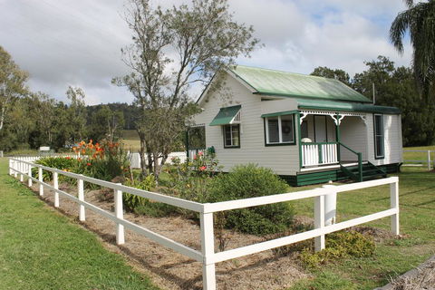 The Dollhouse Cottage - Accommodation Rockhampton 1