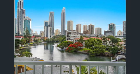 The Emerald Surfers Paradise - Accommodation Rockhampton 1