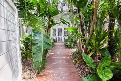 The Lakehouse In Raffetys Resort - Accommodation Rockhampton 0