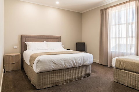 The Lighthouse Hotel - Accommodation Rockhampton 0