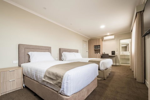 The Lighthouse Hotel - Accommodation Rockhampton 2