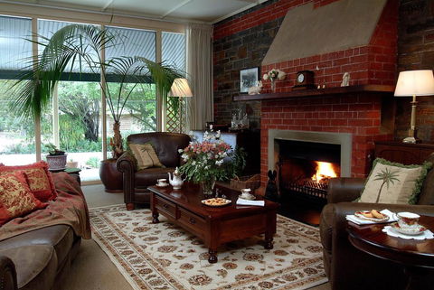 The Lodge Country House - Accommodation Rockhampton 3