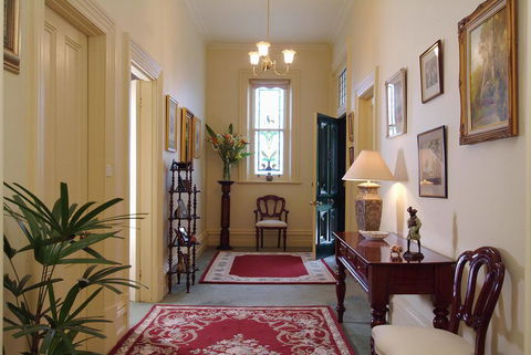 The Lodge Country House - Accommodation Rockhampton 2