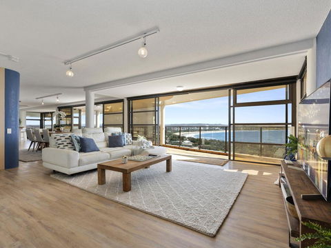 The Penthouse @ Point Cartwright - INSTANT HOTEL WINNER 2019 - Accommodation Rockhampton 0