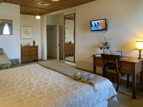 The Racecourse Inn - Accommodation Rockhampton 1