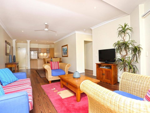 The Sands 2/20 Pacific Parade Opposite Beach Plus Air - Accommodation Rockhampton 3