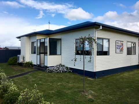 The Tickled Trout - Accommodation Rockhampton 1