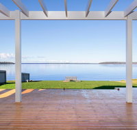 Tranquility Absolute Waterfront - Pet Friendly - 10 Mins to Hyams Beach - Accommodation Rockhampton