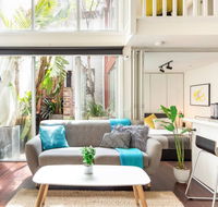 Trendy Loft Near Smith St. with Cosy Courtyard and Parking - Accommodation Rockhampton