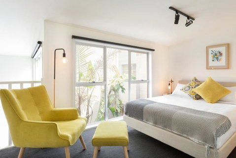 Trendy Loft Near Smith St. With Cosy Courtyard And Parking - Accommodation Rockhampton 2