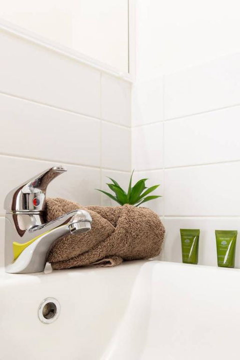 Trendy Loft Near Smith St. With Cosy Courtyard And Parking - Accommodation Rockhampton 3