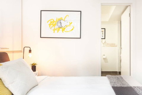 Trendy Loft Near Smith St. With Cosy Courtyard And Parking - Accommodation Rockhampton 1