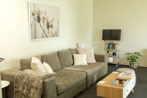Two Bedroom Gem, Short Drive To MONA - Accommodation Rockhampton 0