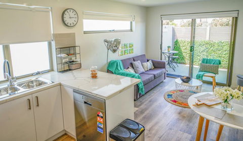 U201 Brunswick Living Brand New Deluxe Balcony Upper Floor Apartment Close To Airport And CBD - Accommodation Rockhampton 0