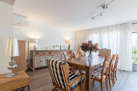 ULTRA SPACIOUS STYLISH HOME IN PRESTONS - SYDNEY - Accommodation Rockhampton 1