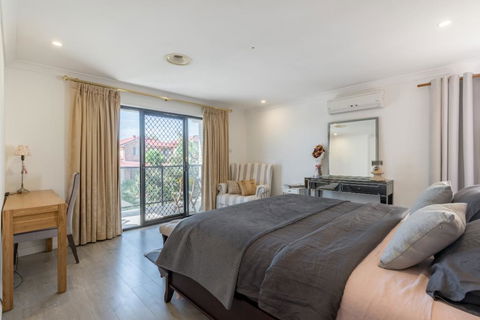 ULTRA SPACIOUS STYLISH HOME IN PRESTONS - SYDNEY - Accommodation Rockhampton 2