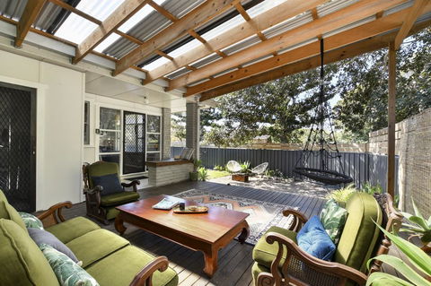 UMINA BEACH KOKOMO- Walk To The Beach, FAMILY And PET FRIENDLY Set Of 3 Vintage Original Holiday Flats & Vintage Caravan And Bat - Accommodation Rockhampton 2