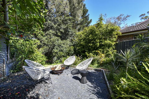 UMINA BEACH KOKOMO- Walk To The Beach, FAMILY And PET FRIENDLY Set Of 3 Vintage Original Holiday Flats & Vintage Caravan And Bat - Accommodation Rockhampton 3