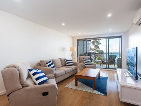 Unit 301 'The Shoal' 6-8 Bullecourt Street - Air Con, Walking To Local Shops & Beach - Accommodation Rockhampton 2